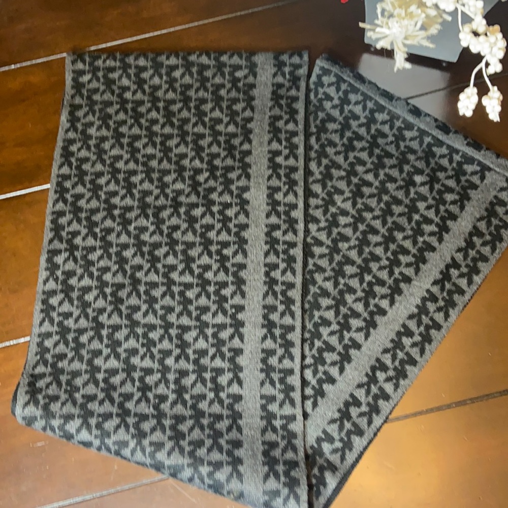 Michael Kors Infinity Scarf. - Picture 3 of 6